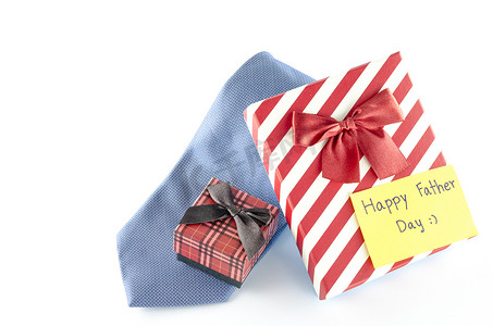 领带和两个带卡片标签的礼盒写父亲节快乐词
