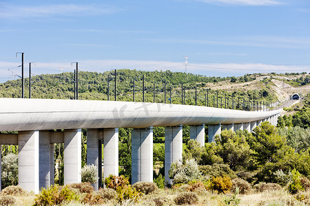 法国普罗旺斯 Vernegues 附近 TGV 列车的铁路高架桥