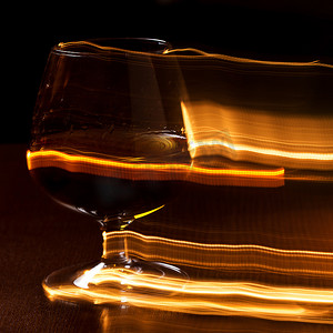 金杯威士忌和黄线