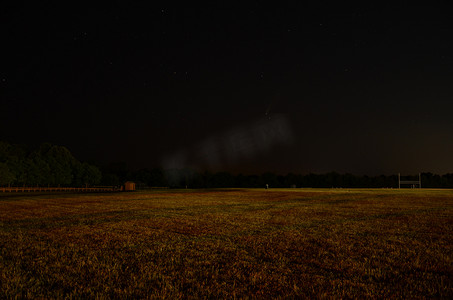 观察星空摄影照片_夜空中的 Neowise 彗星与来自美国弗吉尼亚州的星星