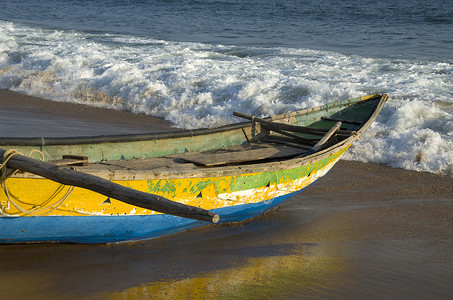 印度泰米尔纳德邦孟加拉湾海滩上的木制渔船