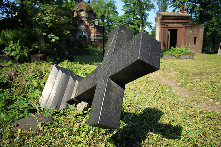 十字架坟墓摄影照片_被砍伐的坟墓十字架