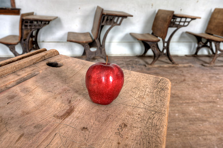 废弃的学校房子红苹果