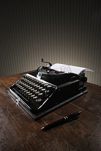 老书桌摄影照片_在一张木书桌上的老打字机