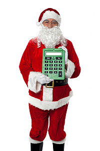 打扮成圣诞老人的老人展示一个大的绿色计算器