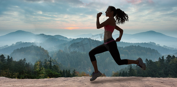 全长健康女性慢跑的合成图像
