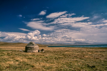 草原蒙古包摄影照片_吉尔吉斯斯坦的蒙古包