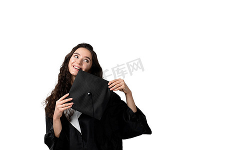 拥有黑色毕业礼服和白色背景帽子的硕士学位的女研究生。