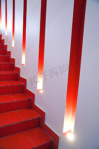 楼梯舞台摄影照片_一栋现代建筑的墙壁，有灯光、壁龛和红色舞台
