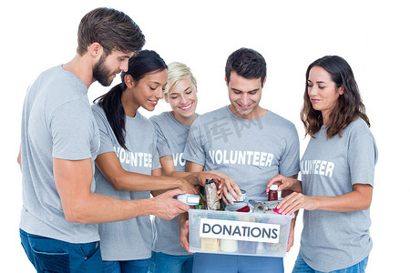 志愿者朋友分离捐赠物品