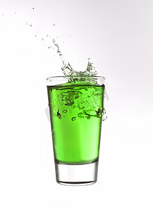 倒入一杯绿色柠檬水