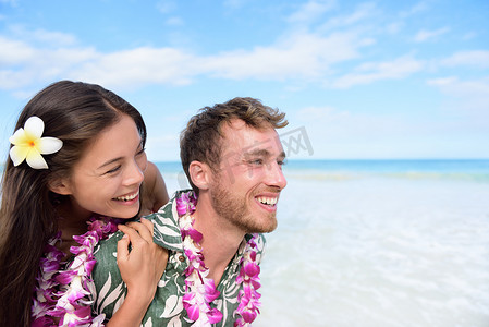 海滩情侣在夏威夷旅行中玩得很开心