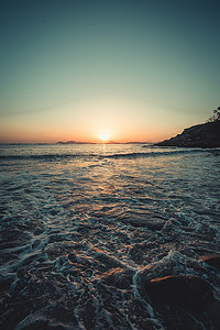质感海洋摄影照片_西班牙海滩色彩缤纷的夕阳下，沙滩上的超质感潮汐