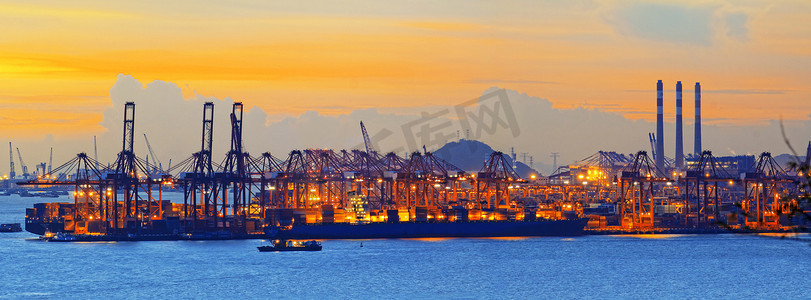 几台起重机在港口的剪影，在日落期间拍摄。
