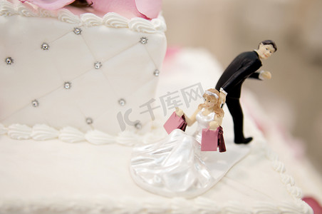 婚礼蛋糕上的新娘和新郎蛋糕装饰