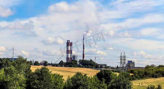 石油化工摄影照片_播种田间的化工厂，生产化学品。