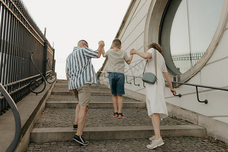 在一个古老的欧洲小镇，一家人正在爬宫殿的楼梯。