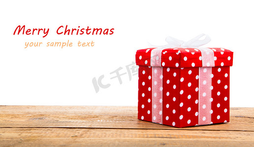 有白色丝带的红色礼物盒在木，在白色背景。