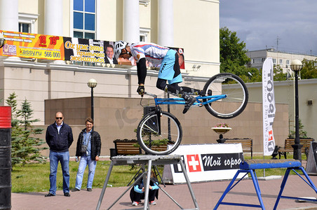 俄罗斯运动员摄影照片_米哈伊尔·苏哈诺夫 (Mikhail Sukhanov) 的表现，俄罗斯自行车赛冠军。 