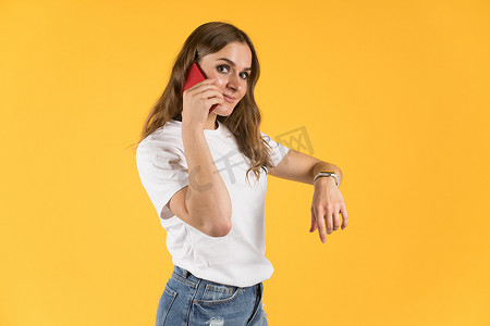 俄罗斯图拉 — 2020年9月23日：漂亮的年轻女人，带着新款iphone和苹果手表在智能手机上聊天