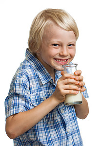 快乐可爱的男孩喝瓶牛奶。