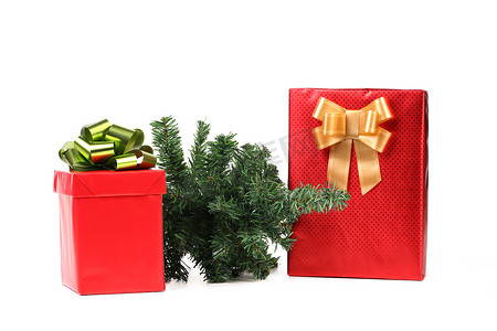 两个带蝴蝶结和圣诞树的红色盒子。