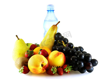 各种成熟的新鲜水果和一瓶水