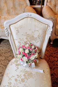 新娘捧花摄影照片_躺在椅子上的新娘捧花