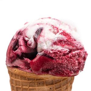 红色水果酱冰淇淋