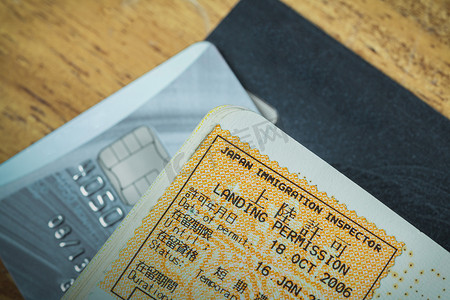 日本护照印章签证和旅行概念的信用卡