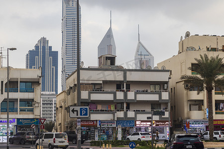 阿联酋迪拜 — 12.22.2021 — Satwa 地区繁忙的街道。