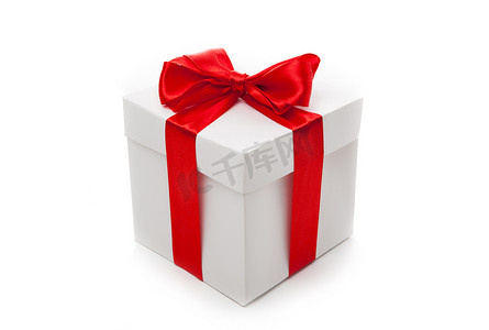 有红色丝带的白色礼物盒