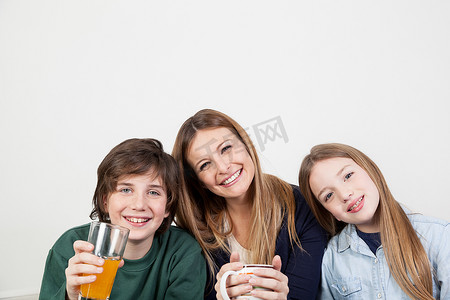 幸福的家庭一起喝果汁