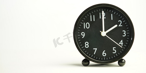 14圆摄影照片_2 点钟的装饰特写黑色模拟闹钟，sepa