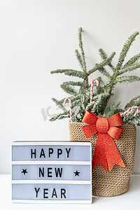 新年快乐复古灯箱与除夕装饰，概念形象。 
