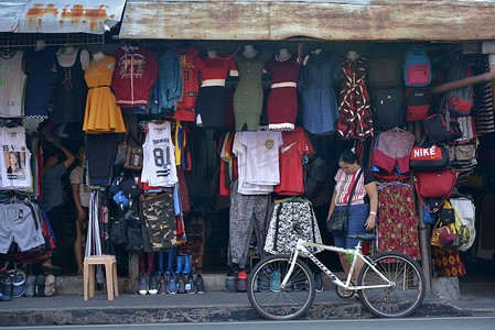 菲律宾曼达卢永当地服装店门面