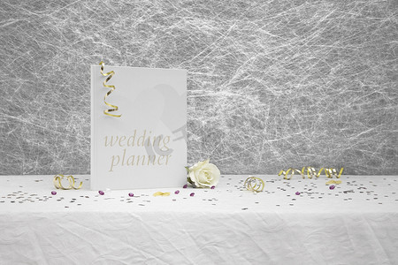 在一块白色桌布的婚礼策划人书有金丝带的，弓