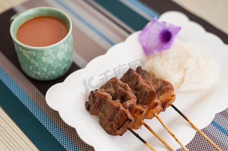 叉烧月饼摄影照片_烤猪肉、猪排、叉烧饭和热牛奶 T