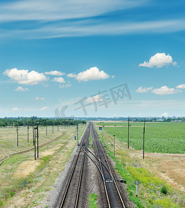 两条通往地平线和蓝天的铁路