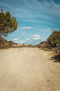 空旷土地摄影照片_阳光蓝天目的地空旷的道路