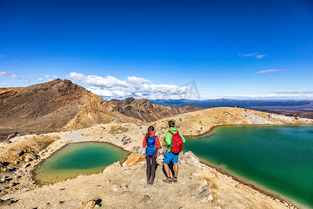 新西兰受欢迎的旅游徒步旅行在汤加里罗高山穿越国家公园徒步旅行。