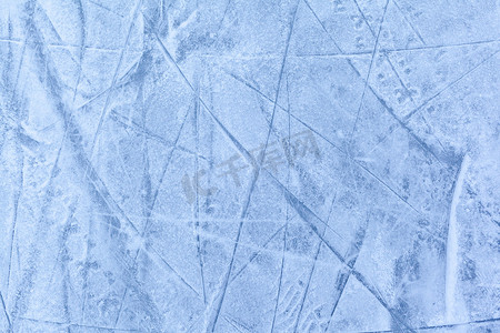户外活动结束后，空荡荡的溜冰场上有滑冰痕迹。