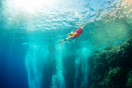 海中气泡摄影照片_海中的女孩和珊瑚