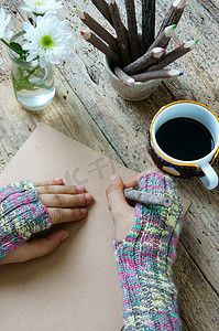 女人的手，冬天，写信