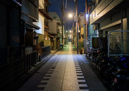 夜间京都住宅区安静的街道