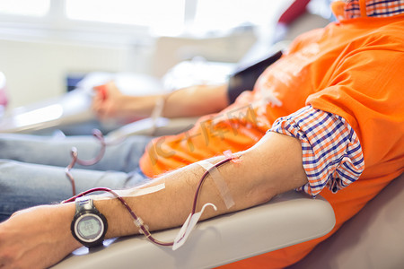 献血光荣摄影照片_献血时的献血者。