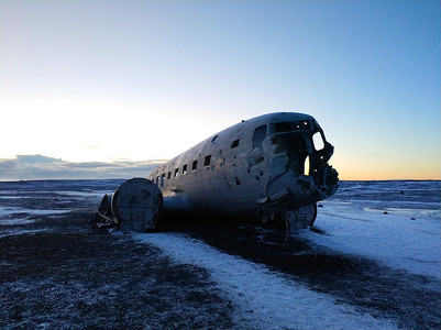 一架废弃的 DC 3 飞机的残骸在黑海海滩上我