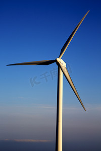 西班牙兰萨罗特岛的风力涡轮机和天空