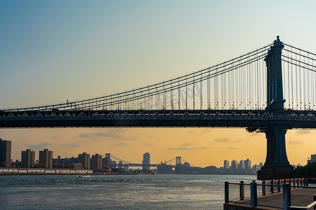 纽约落日天空背景下的曼哈顿大桥剪影