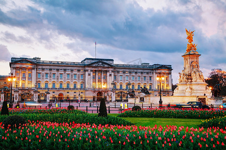 白金汉宫在伦敦，英国